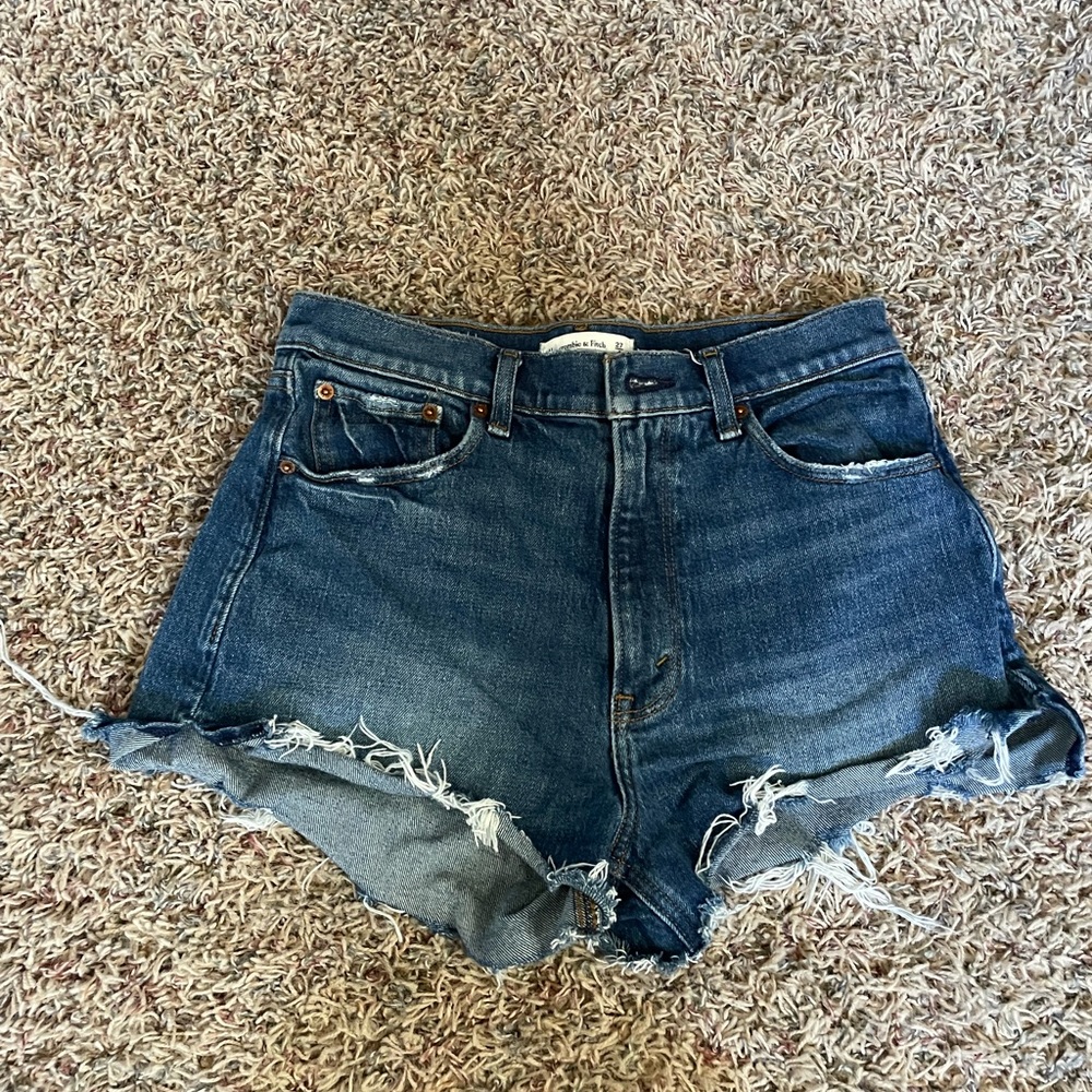 Abercrombie shorts hall- 3 pairs. size 27, 28, and 29. All fit me, a 6.